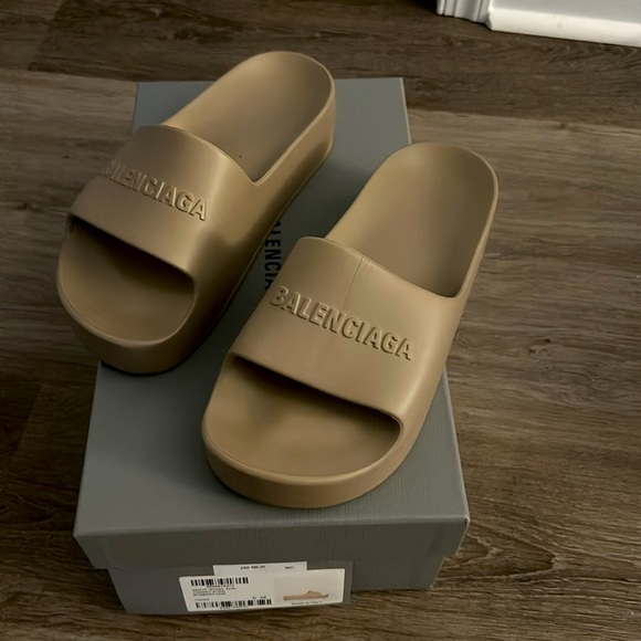 Balenciaga chunky slides- taupe - Picture 2 of 4
